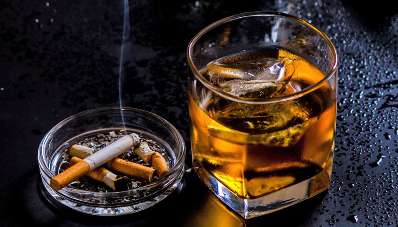 Uống rượu bia, hút thuốc lá ảnh hưởng xấu tới chất lượng tinh trùng nam giới