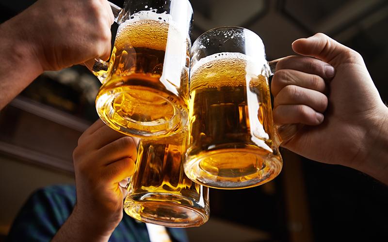 Uống rượu bia trong giờ làm việc bị phạt tiền đến 3 triệu đồng - Báo Nhân  Dân