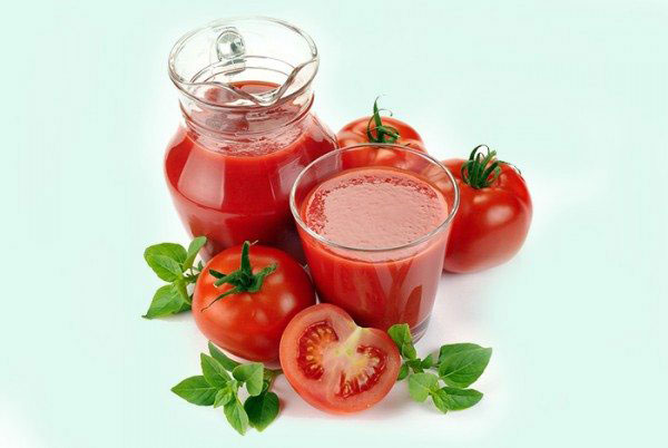 Nước ép cà chua chứa nhiều kali, calci, natri và nhiều loại vitamin khác nhau. Một cốc nước ép cà chua sau khi uống rượu và vào buổi sáng hôm sau sẽ giúp cơ thể khỏe khoắn hơn, tỉnh rượu nhanh hơn.