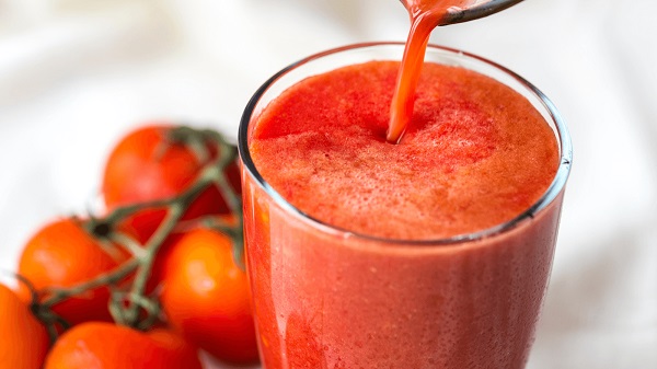 Trong cà chua có nhiều vitamin và các yếu tố vi lượng, giúp bổ thần kinh, giảm các triệu chứng chóng mặt, đau đầu, giúp người say tỉnh táo hơn.