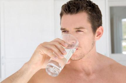 Khi bị say nguội, nam giới cần uống nhiều nước