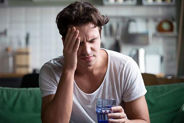 Xử lý cơn đau đầu sau khi uống rượu hiệu quả bằng cách nào?