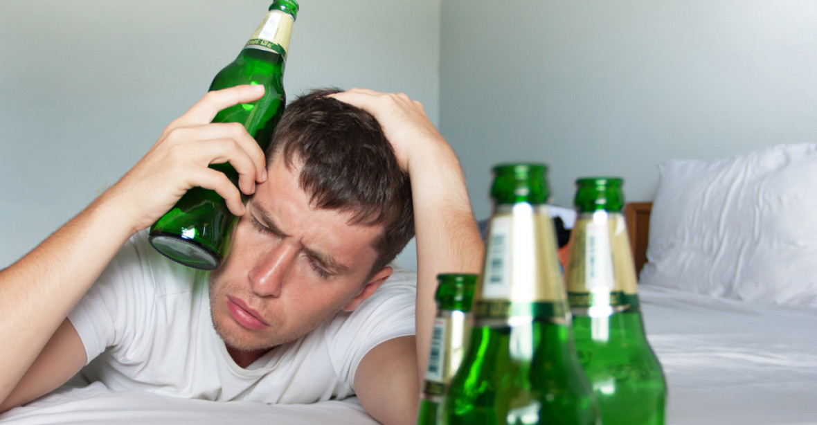 Giảm nồng độ serotonin trong não khiến người uống rượu đau đầu, mệt mỏi