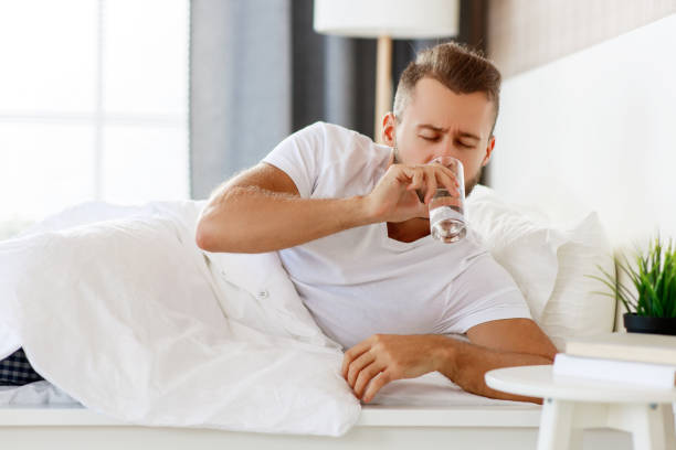 Uống nước là việc đầu tiên bạn nên làm khi tỉnh dậy sau cơn say