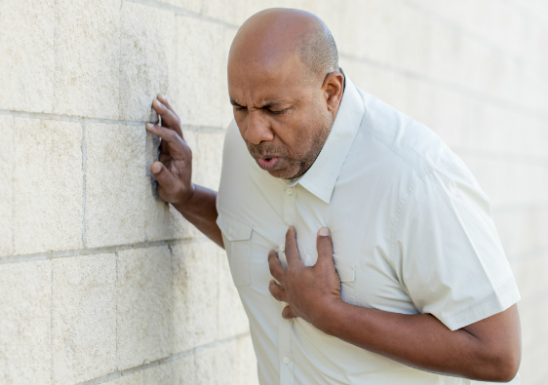 Khó thở là triệu chứng phổi yếu điển hình