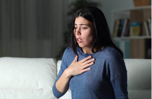 Cơn hen suyễn khiến người bệnh bị khó thở và cảm giác bó nghẹt lồng ngực