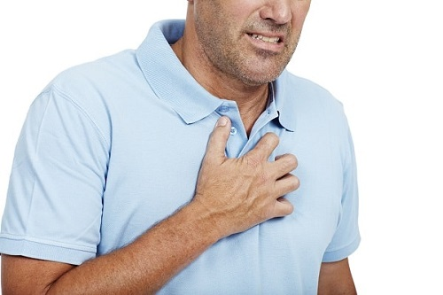 Đau tức ngực là dấu hiệu của nhiễm độc phổi