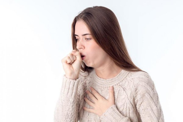 Ho dai dẳng, không rõ nguyên nhân là một trong những dấu hiệu của phổi bị nhiễm độc