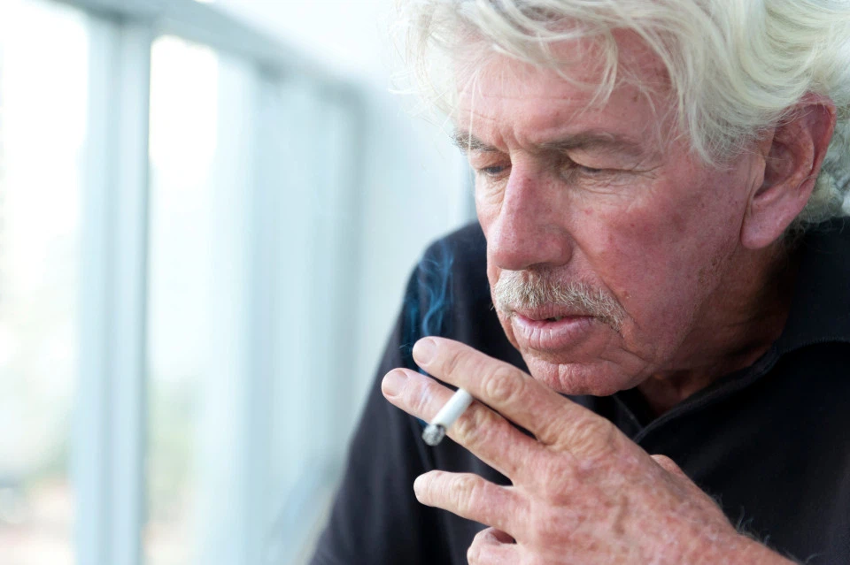 Người cao tuổi đã và đang hút thuốc có nguy cơ cao bị viêm phổi