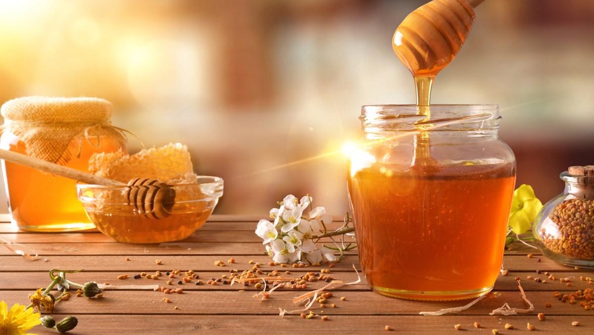 Sử dụng mật ong giúp giảm ho khạc đờm vào buổi sáng