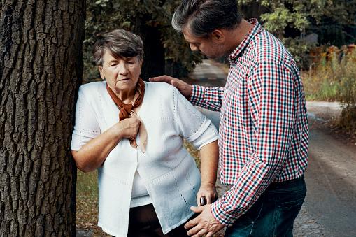 Người cao tuổi mắc viêm phế quản mãn tính nguy hiểm như thế nào?