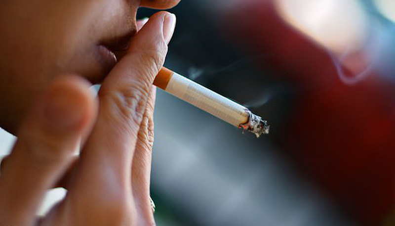 Thói quen hút thuốc lá sẽ khiến bệnh phổi tắc nghẽn mãn tính trầm trọng thêm