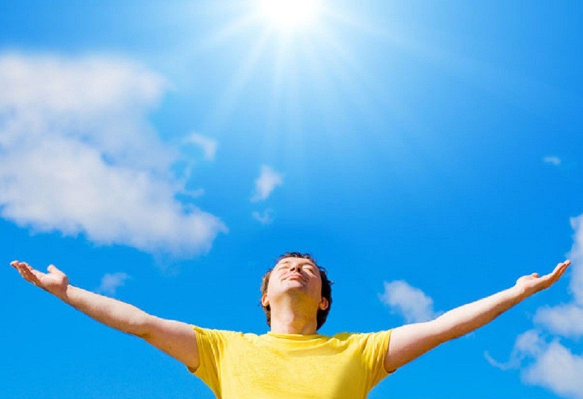 Ánh sáng mặt trời giúp tổng hợp melatonin và vitamin D làm giảm nguy cơ mắc ung thư