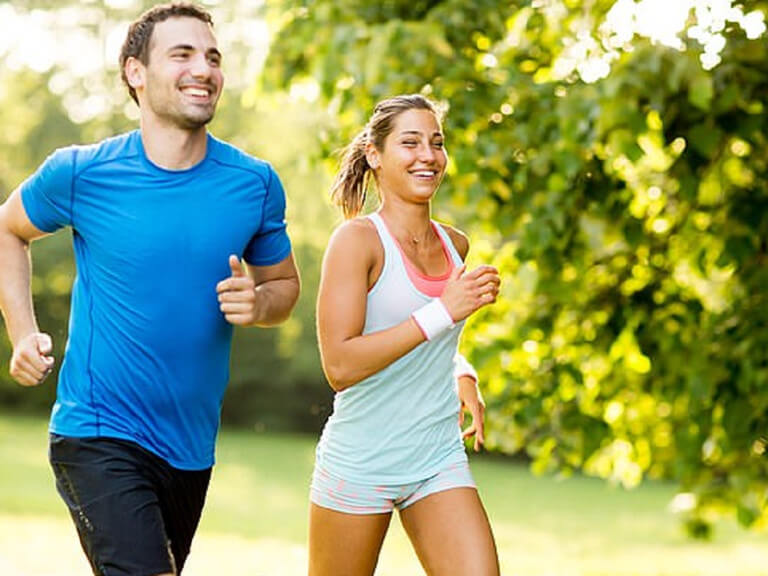 Tập thể dục giúp cải thiện sự nhạy cảm của insulin, góp phần giảm đường huyết và cải thiện hoạt động tim mạch. Tập các môn thể thao như đi bộ, chạy bộ, đạp xe ít nhất 30 phút/ngày, 5 ngày/tuần.