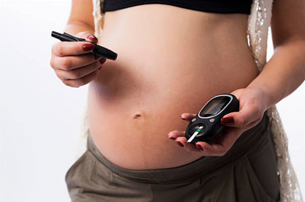 Khi mang thai nếu người mẹ bị tiểu đường thai kỳ, nguy cơ con mắc bệnh sẽ tăng lên