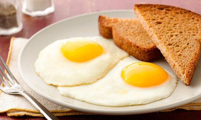 Trứng chiên ăn cùng bánh mì nguyên cám