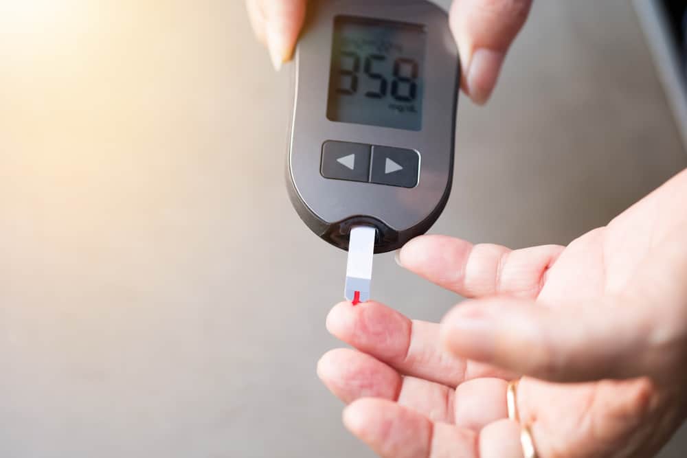 Người bệnh tiểu đường cần được đo đường huyết thường xuyên