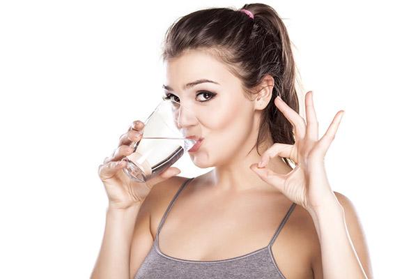 Người bệnh tiểu đường nên uống nhiều nước vào buổi tối