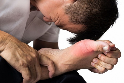 Xuất hiện đột ngột vào ban đêm, bệnh nhân thức dậy vì đau ở khớp, thường là khớp bàn ngón chân. 