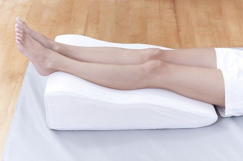  Cách đơn giản giúp giảm bớt cơn đau gout là kê cao chân và nằm nghỉ ngơi