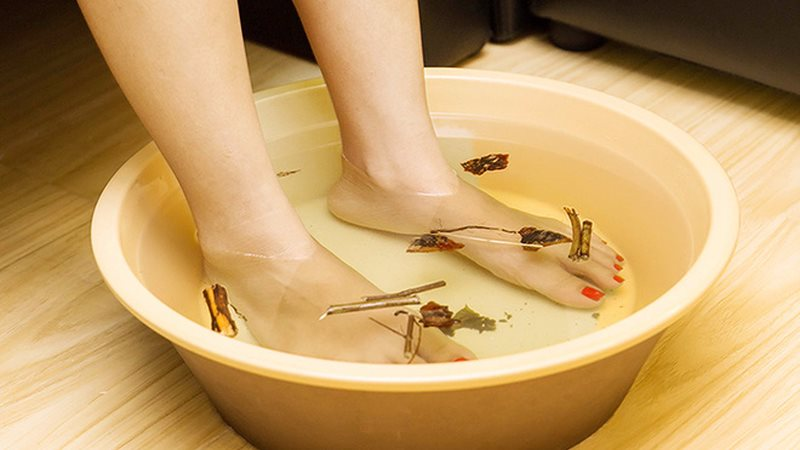  Ngâm chân bằng nước ấm giúp giảm đau cơn gout cấp