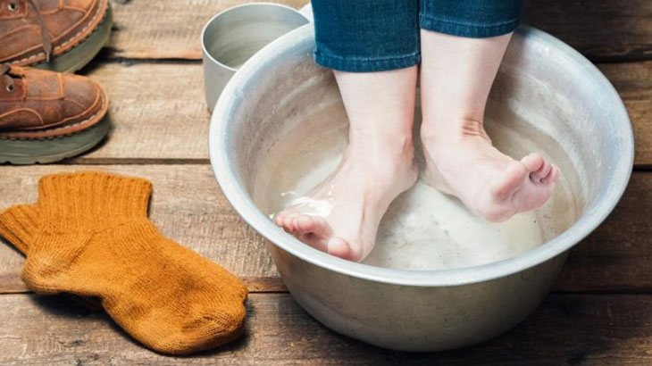 Ngâm chân với muối giúp người bệnh bớt đau hơn khi bị cơn gút cấp tấn công