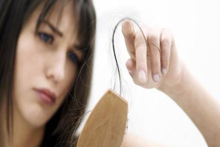 Nguyên nhân dẫn đến rụng tóc sau sinh là gì ?