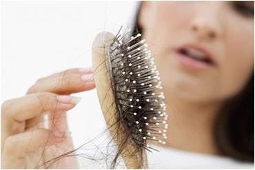 Rụng tóc sau sinh là tình trạng hầu như phụ nữ nào cũng gặp phải