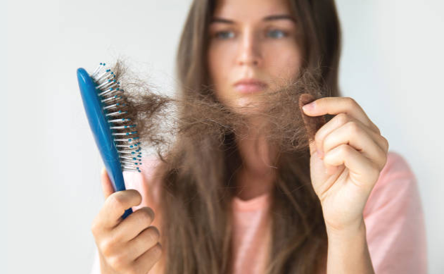 Tóc rụng nhiều khiến tổng thể mái tóc của bạn không dài lên