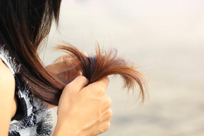 Khi chăm sóc tóc chẻ ngọn cần lưu ý gì?