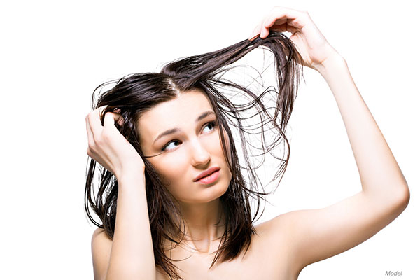  Da đầu nhờn là nguyên nhân hàng đầu khiến tóc yếu dễ rụng