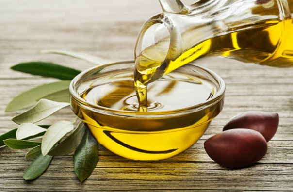 Hãy thử dùng dầu oliu cho mái tóc hư tổn vì thuốc nhuộm, thuốc tẩy