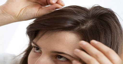 Tại sao nhổ tóc bạc lại làm tồi tệ hơn tình trạng tóc bạc sớm?