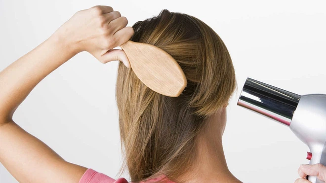 Thói quen sấy tóc ở nhiệt độ cao gây hại cho tóc