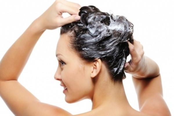 Gội đầu không sạch cũng là nguyên nhân khiến tóc nhiều dầu dễ gãy rụng