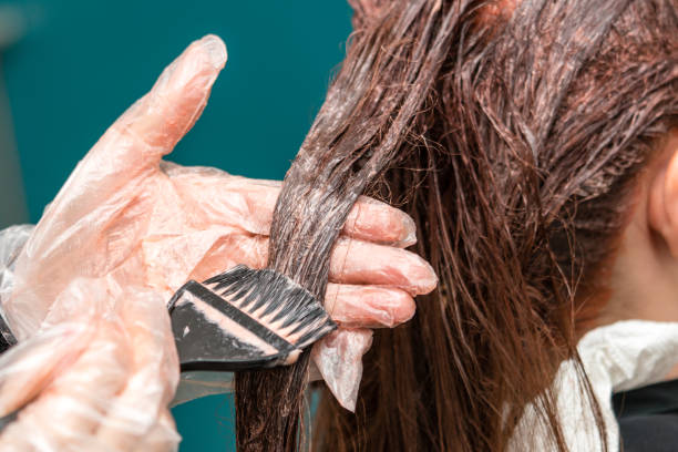 Tác động hóa chất lên mái tóc thường xuyên sẽ làm tóc yếu rụng nhiều