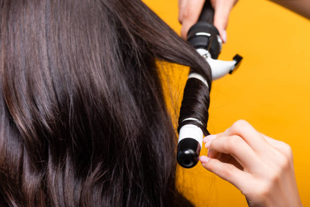 Sử dụng thiết bị nhiệt lên mái tóc thường xuyên khiến tóc tổn thương, gãy rụng