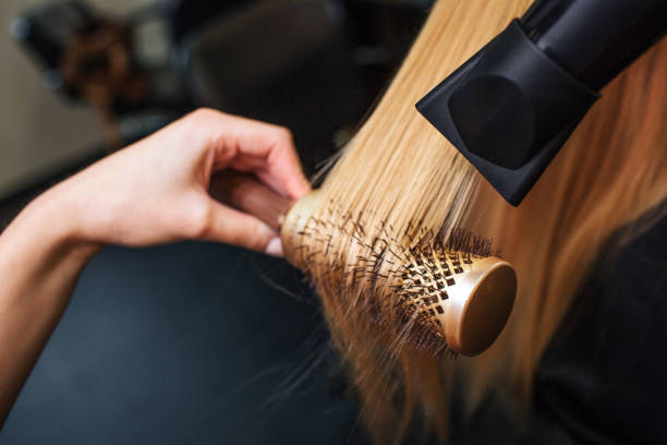 Sử dụng thiết bị nhiệt tạo kiểu thường xuyên khiến tóc dễ gãy rụng