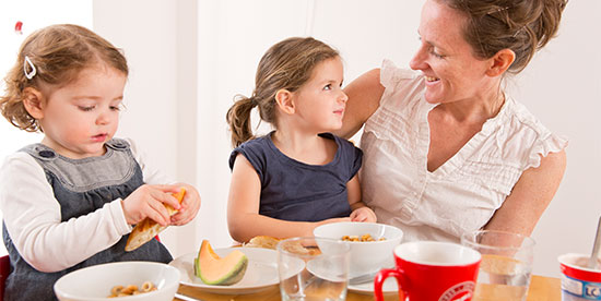 Chế độ ăn uống không lành mạnh có thể dẫn đến tình trạng tóc bạc sớm ở trẻ nhỏ