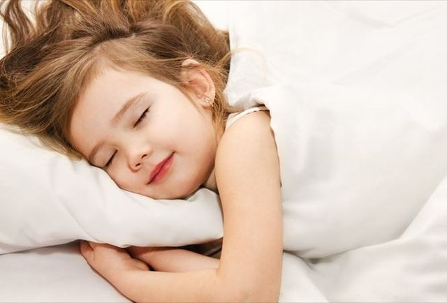 Tập cho trẻ thói quen ngủ sớm để cải thiện tình trạng bạc tóc