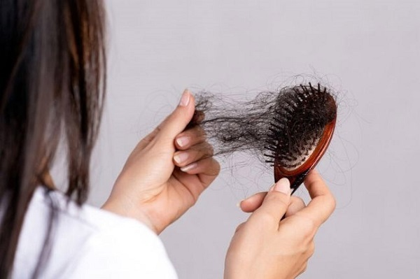 5 Việc bạn không nên làm khi bị rụng tóc nhiều