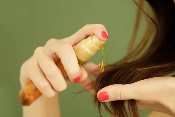 Tóc khô nên kết hợp dầu gội và dầu xả hoặc serum dưỡng tóc