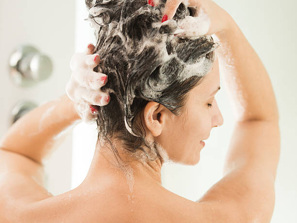  Dùng dầu gội lành tính kết hợp massage da đầu mỗi khi gội