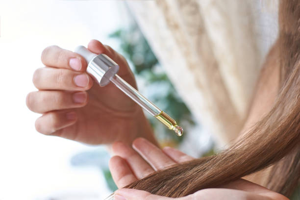 Sử dụng dầu dưỡng tóc thường xuyên sẽ giúp tóc mềm mượt hơn