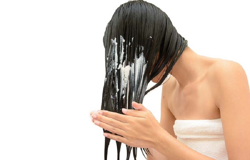 Dùng dầu xả để cấp ẩm cho tóc