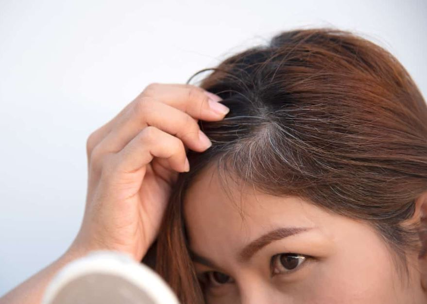 Các thói quen thúc đẩy quá trình tóc bạc sớm diễn ra nhanh và nhiều hơn