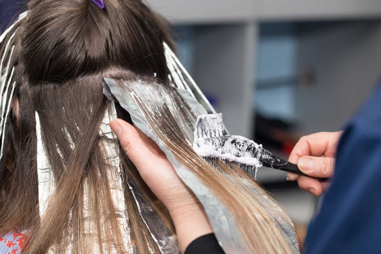 Thường xuyên làm đẹp tóc sẽ khiến quá trình tóc bạc sớm diễn ra nhanh hơn