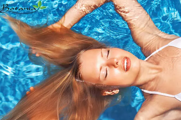 Có cách nào giúp bảo vệ tóc trước tác hại của nước bể bơi hay không?