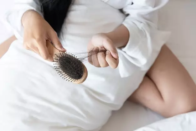 Rụng tóc nhiều sau sinh do đâu và cách khắc phục là gì?