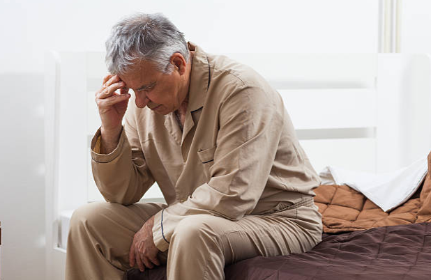 Người cao tuổi thiếu hụt hormon tăng trưởng nên dễ bị mất ngủ